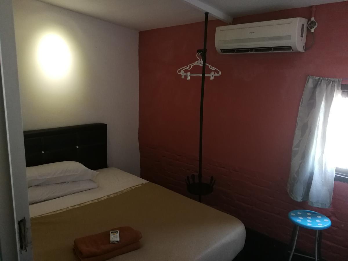Monkey Motel Cafe Малакка Экстерьер фото